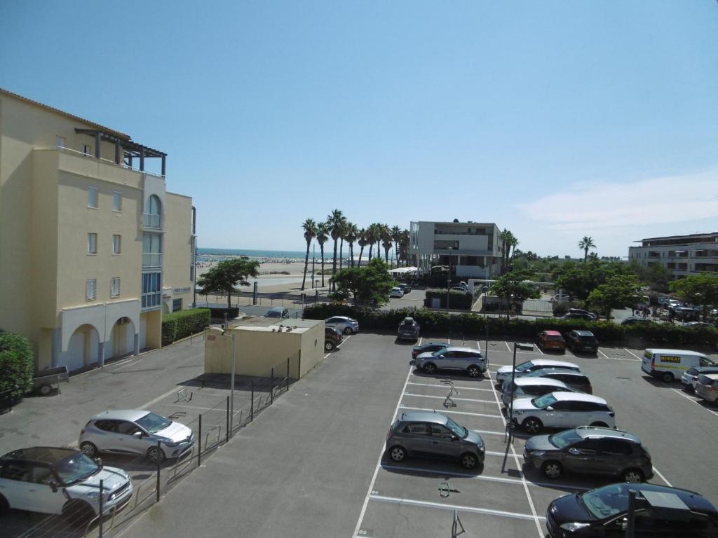 a parking lot with a bunch of cars parked at Appartement Sète, 2 pièces, 3 personnes - FR-1-472-159 in Sète