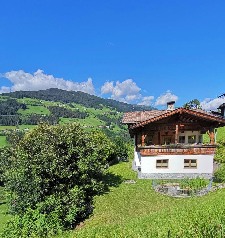 Zdjęcie z galerii obiektu AlpenApartment Zillertal w mieście Hainzenberg