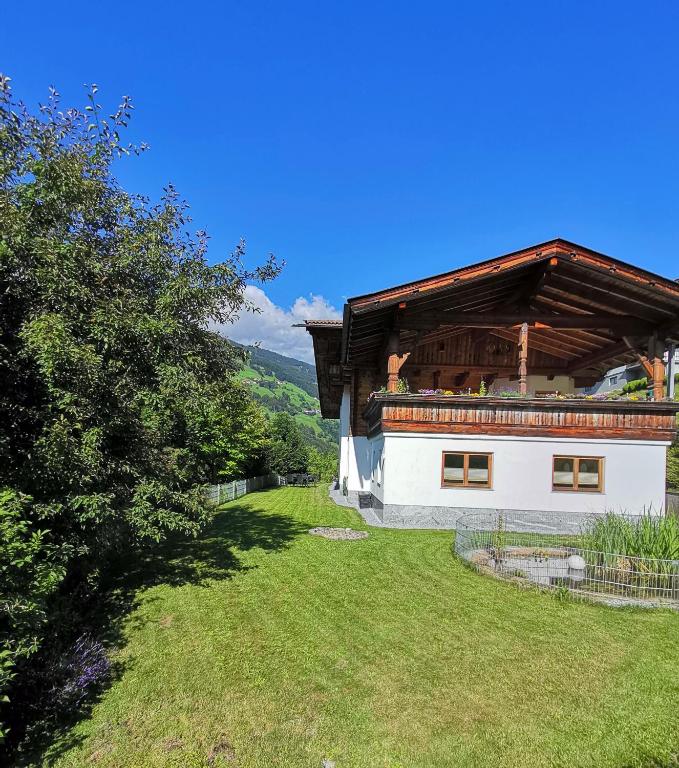 Zdjęcie z galerii obiektu AlpenApartment Zillertal w mieście Hainzenberg