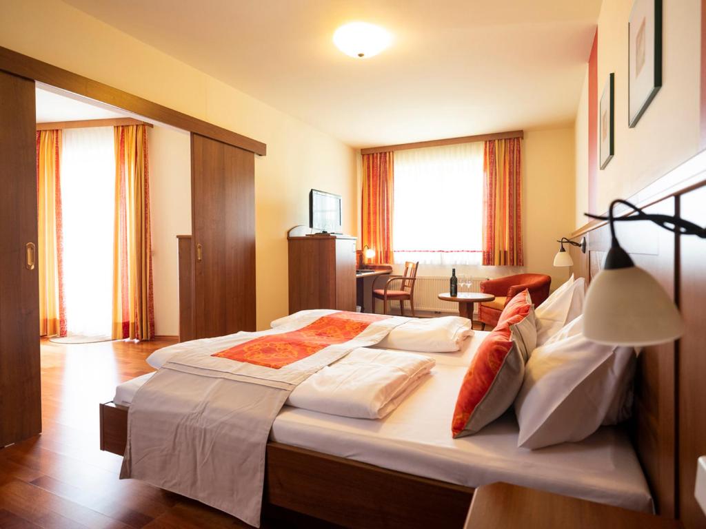 Postel nebo postele na pokoji v ubytování Hotel Neustifter