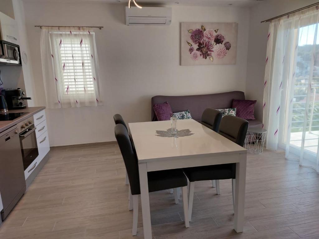 Kuchyň nebo kuchyňský kout v ubytování HOLIDAY HOME KATE
