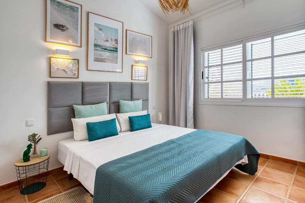 A bed or beds in a room at Stunning Villa with Breathtaking Ocean View