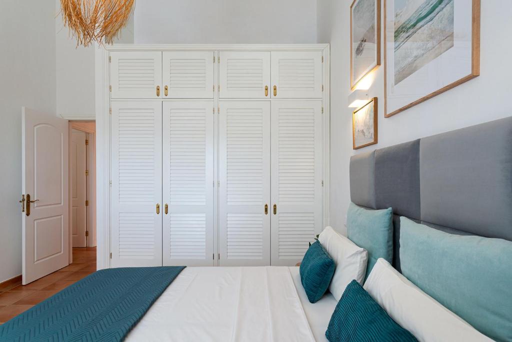 A bed or beds in a room at Stunning Villa with Breathtaking Ocean View