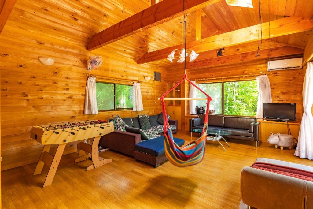 una sala de estar con una hamaca en una cabaña de madera en Ve-Nasu - Vacation STAY 13252 en Nasu