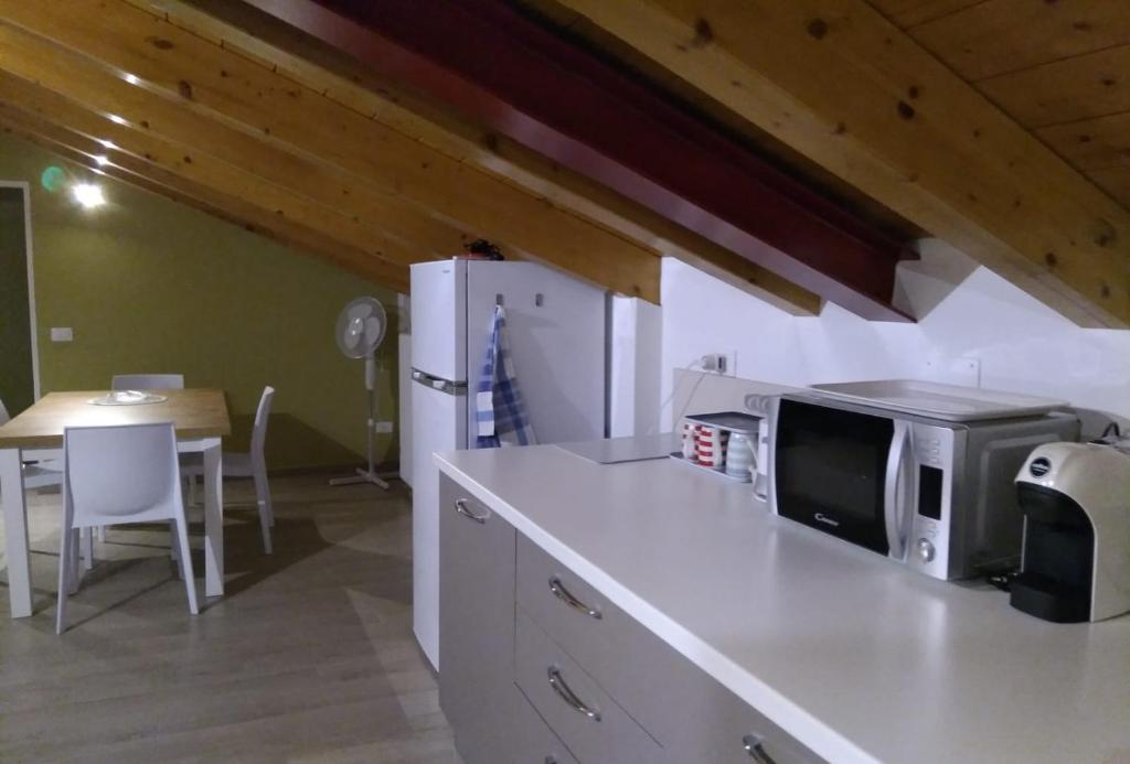 Kuchnia lub aneks kuchenny w obiekcie Dreaming Feriolo - mansarded apartment by Danilo Apartments