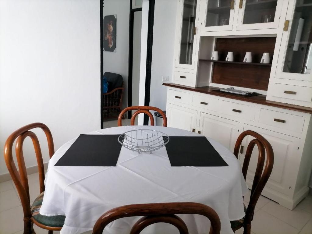 A kitchen or kitchenette at Low Island House