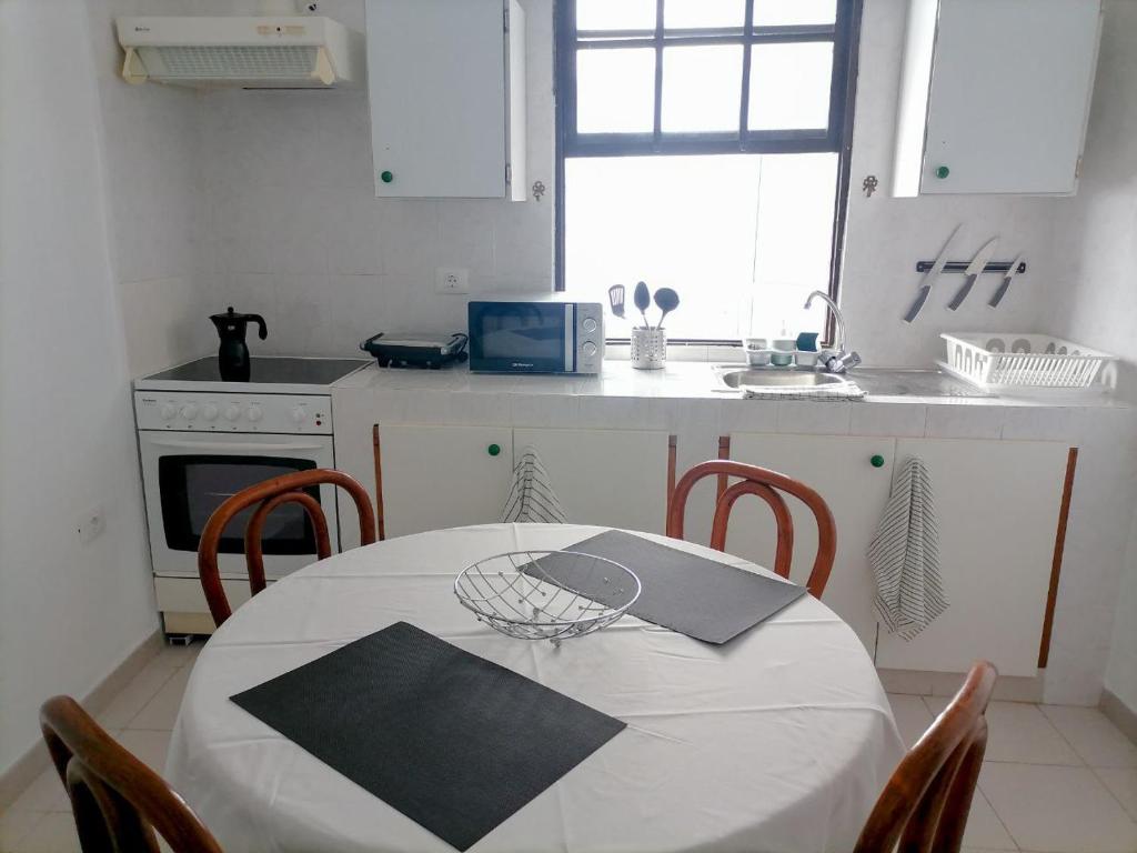 A kitchen or kitchenette at Low Island House