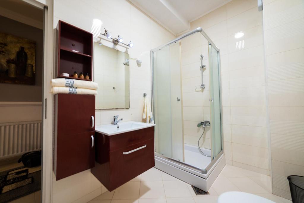 Kamar mandi di CedarTREE Prishtina