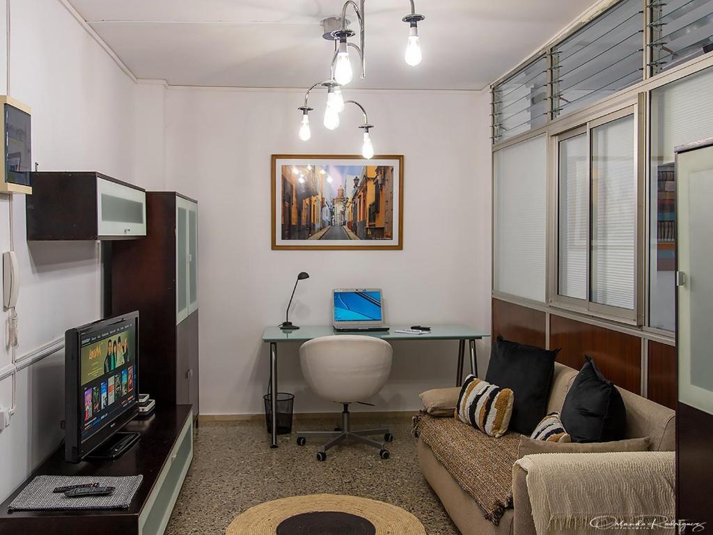 Televízia a/alebo spoločenská miestnosť v ubytovaní URBAN LOFT Ciudad Alta