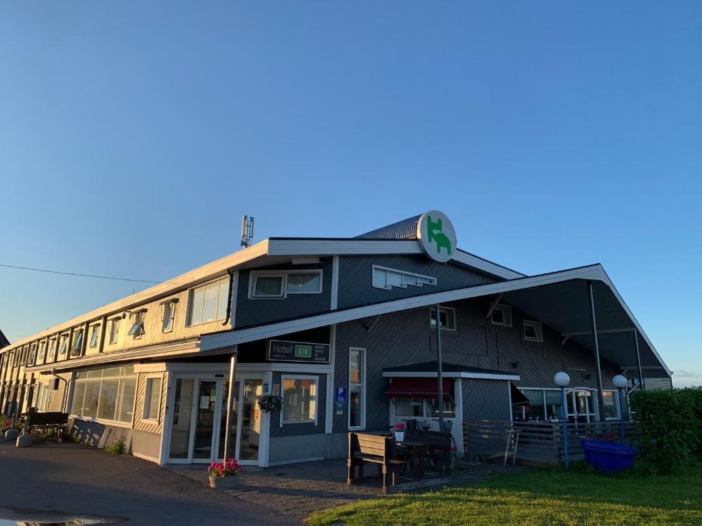 un grand bâtiment noir avec un toit dans l'établissement Hotel E-10, à Kiruna