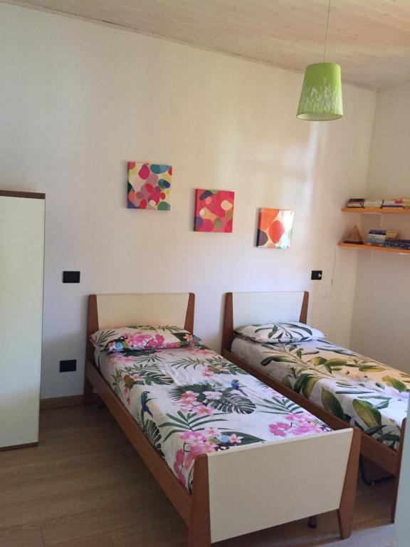 two twin beds in a room with two at Da Tosca in Gravellona Toce