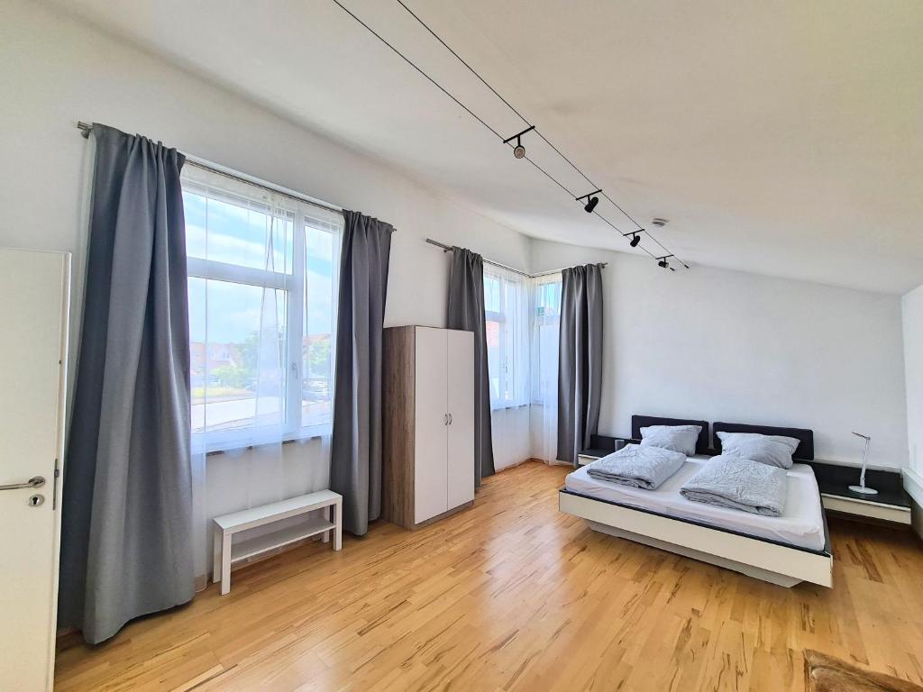1 dormitorio con cama y ventana grande en Apartment am Rohrbach, en Friedrichshafen