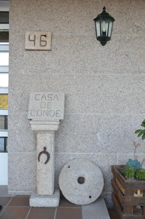 znak na boku kamiennego budynku z radością w obiekcie Casa de Conde w mieście Coirón