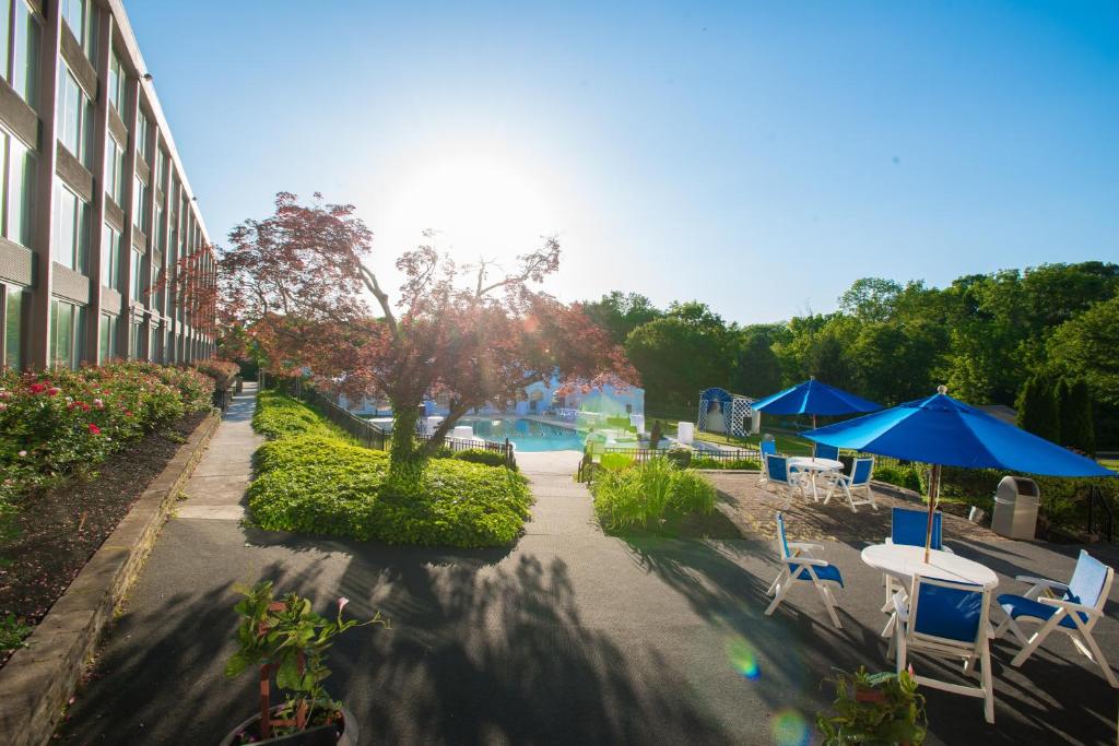Bazén v ubytování Chester Hotel and Conference Center nebo v jeho okolí