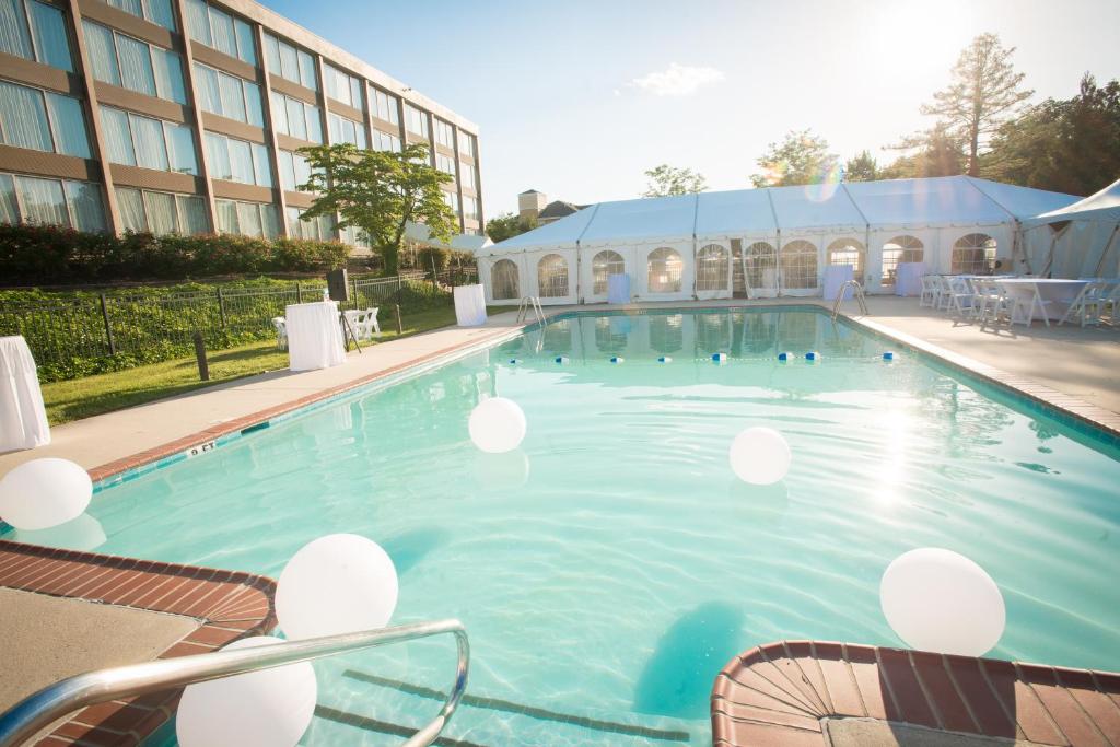 Bazén v ubytování Chester Hotel and Conference Center nebo v jeho okolí