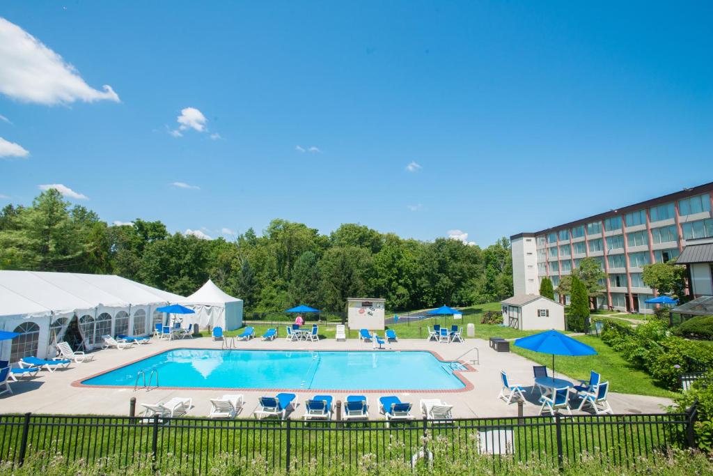 Bazén v ubytování Chester Hotel and Conference Center nebo v jeho okolí