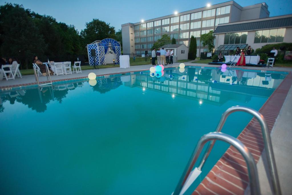 Bazén v ubytování Chester Hotel and Conference Center nebo v jeho okolí