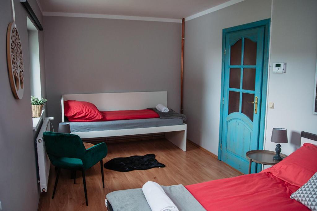 Posteľ alebo postele v izbe v ubytovaní Szmaragdowy domek