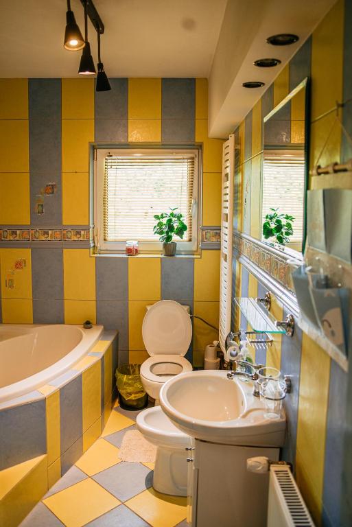 Kúpeľňa v ubytovaní Szmaragdowy domek