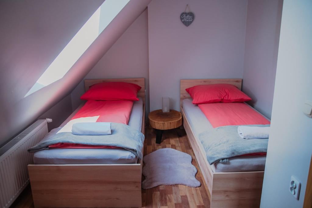 Posteľ alebo postele v izbe v ubytovaní Szmaragdowy domek