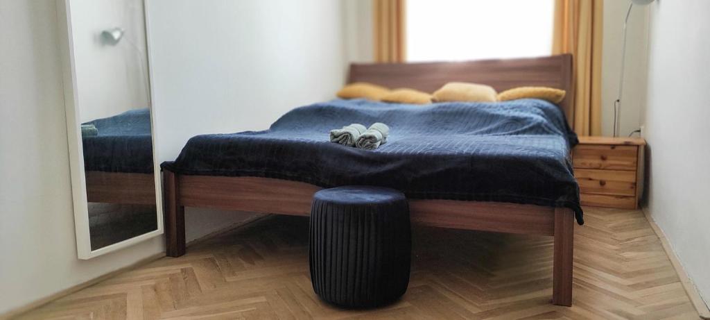 1 cama con manta azul y espejo en Apartment Green House - Old Town, en Bratislava