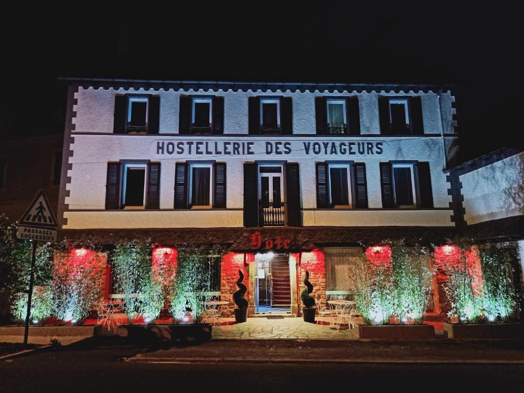 un bâtiment avec des lumières de Noël devant lui dans l'établissement Hostellerie des voyageurs, à Cassagnes-Bégonhès