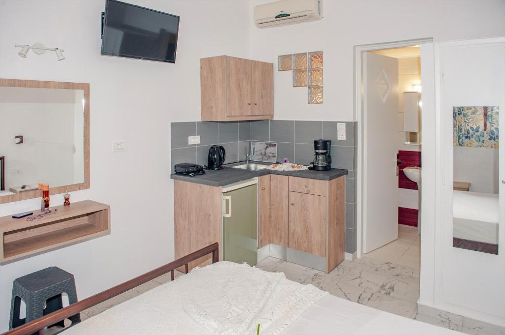 Kuchyň nebo kuchyňský kout v ubytování Petros Giatras - Rooms
