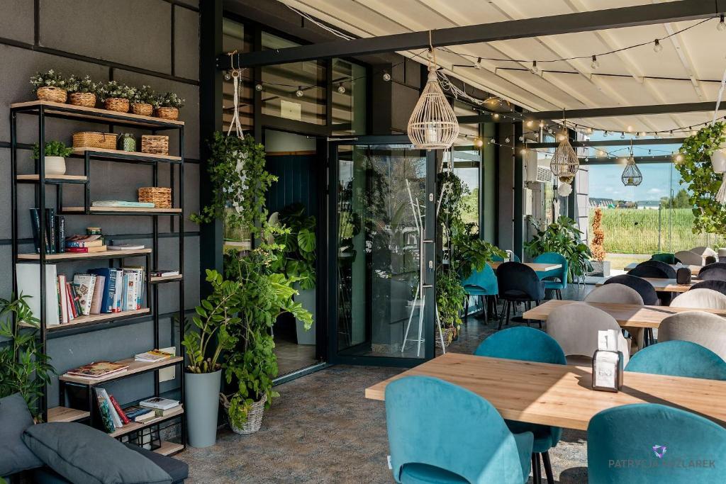 Reštaurácia alebo iné gastronomické zariadenie v ubytovaní Apartamenty IGMA