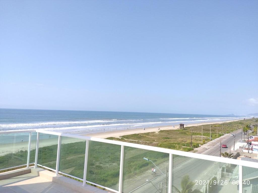 uitzicht op het strand vanaf het balkon van een gebouw bij VIP Studio Beira Mar prédio com terraço em Matinhos in Matinhos