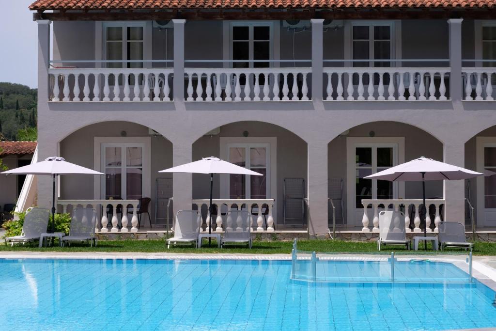 The swimming pool at or close to Katsaros Studios & Apartments