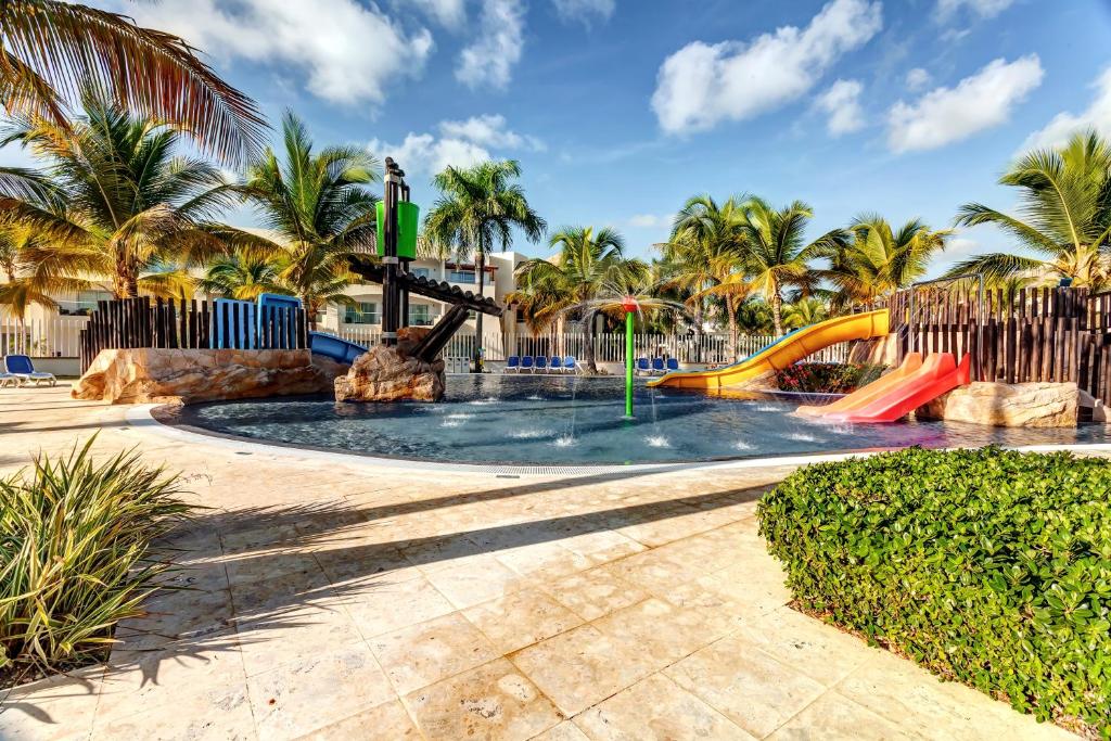Bazén v ubytování Royalton Splash Punta Cana, An Autograph Collection All-Inclusive Resort & Casino nebo v jeho okolí