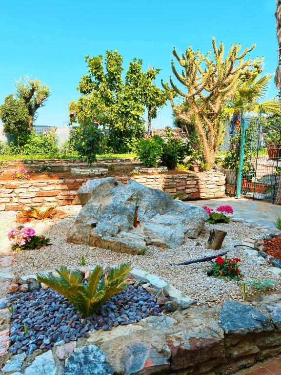 Vonkajšia záhrada v ubytovaní Kalamata Garden Suite