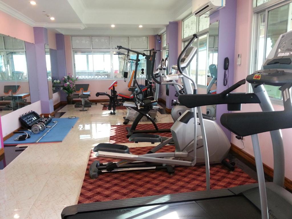 Fitness centrum a/nebo fitness zařízení v ubytování Grand Laurel Hotel