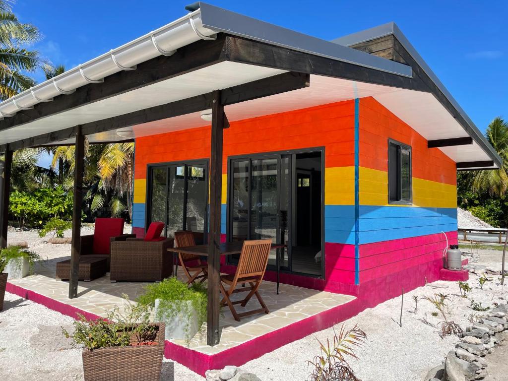 a colorful tiny house on the beach at Rangiroa Cottage in Avatoru