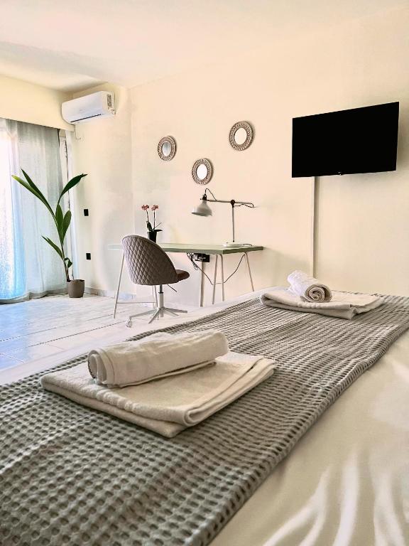 Televízia a/alebo spoločenská miestnosť v ubytovaní Kalamata Garden Suite