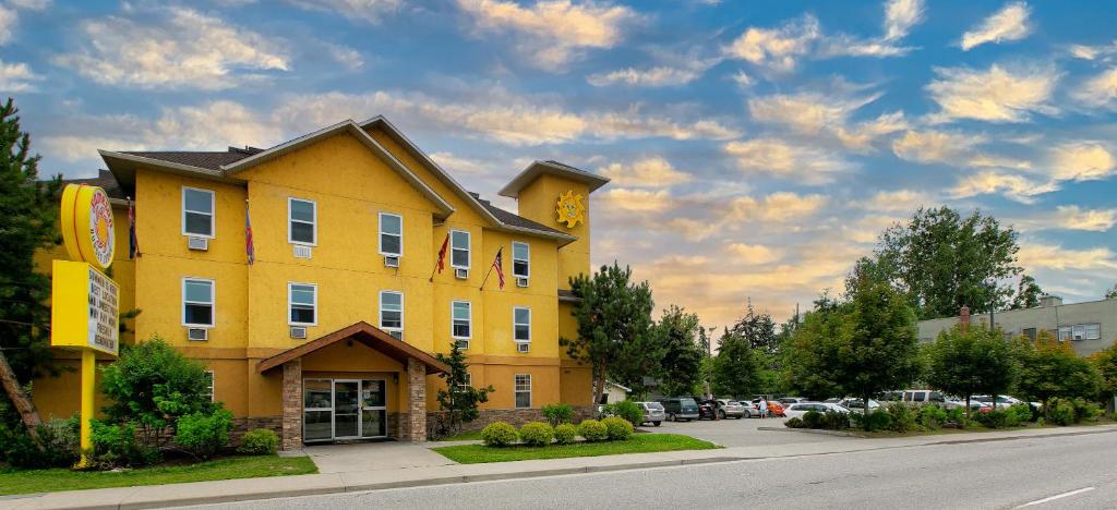 a yellow building on the side of a street at Samesun Kelowna in Kelowna