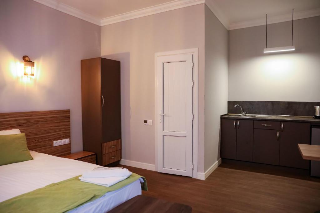 Postel nebo postele na pokoji v ubytování Garden Inn Resort Sevan
