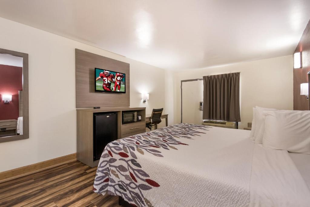 Red Roof Inn Crestview - Deluxe King Room With One King Bed - Non-Smoking