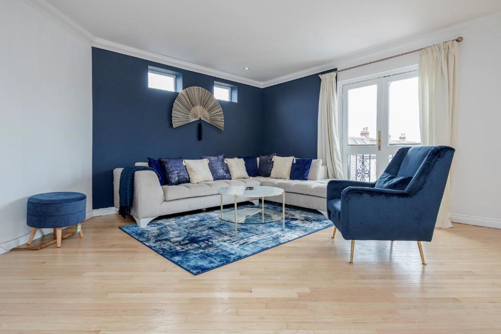 Exclusive 2 bed, 2 bath Penthouse with Parking by Damask Homes