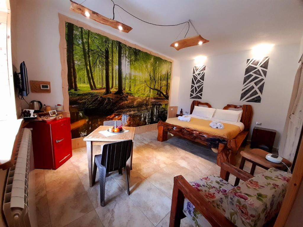 salon z łóżkiem, stołem i kanapą w obiekcie Villa Sofia-La camera nella Riserva w mieście Pettorano sul Gizio