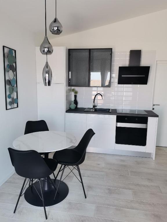Kuchyň nebo kuchyňský kout v ubytování Apartmani Darko