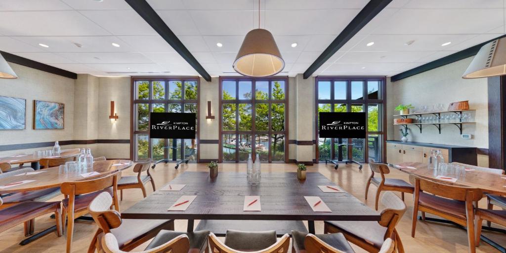 Restaurace v ubytování Kimpton Riverplace Hotel by IHG