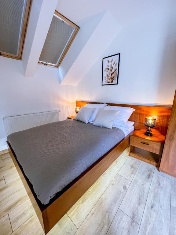 Postel nebo postele na pokoji v ubytování Domek pod Katalpami