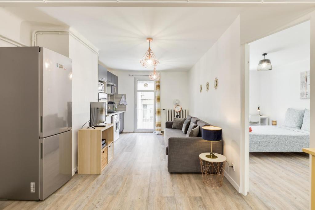 un salon avec un canapé et un lit dans l'établissement Appartement Gare St Charles Vieux Port, à Marseille