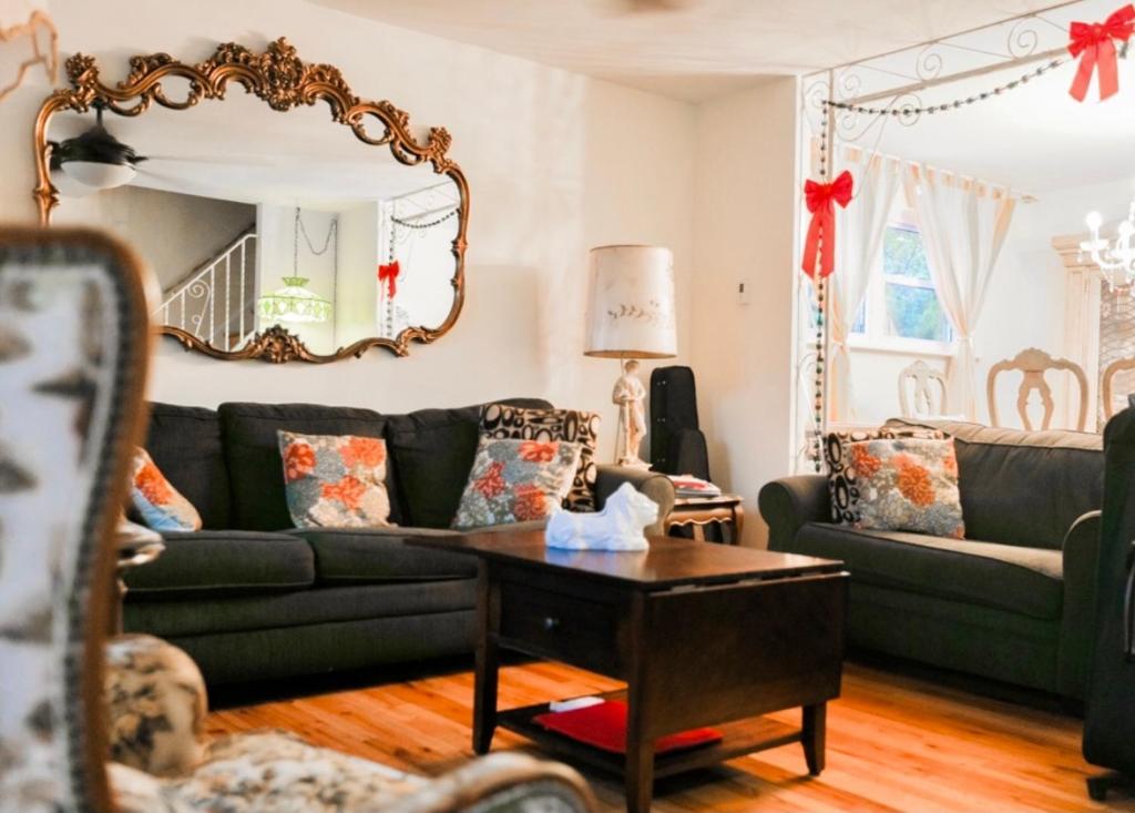 uma sala de estar com um sofá e uma mesa em ABnB Superhost - Siri's Favorite Place em Havertown