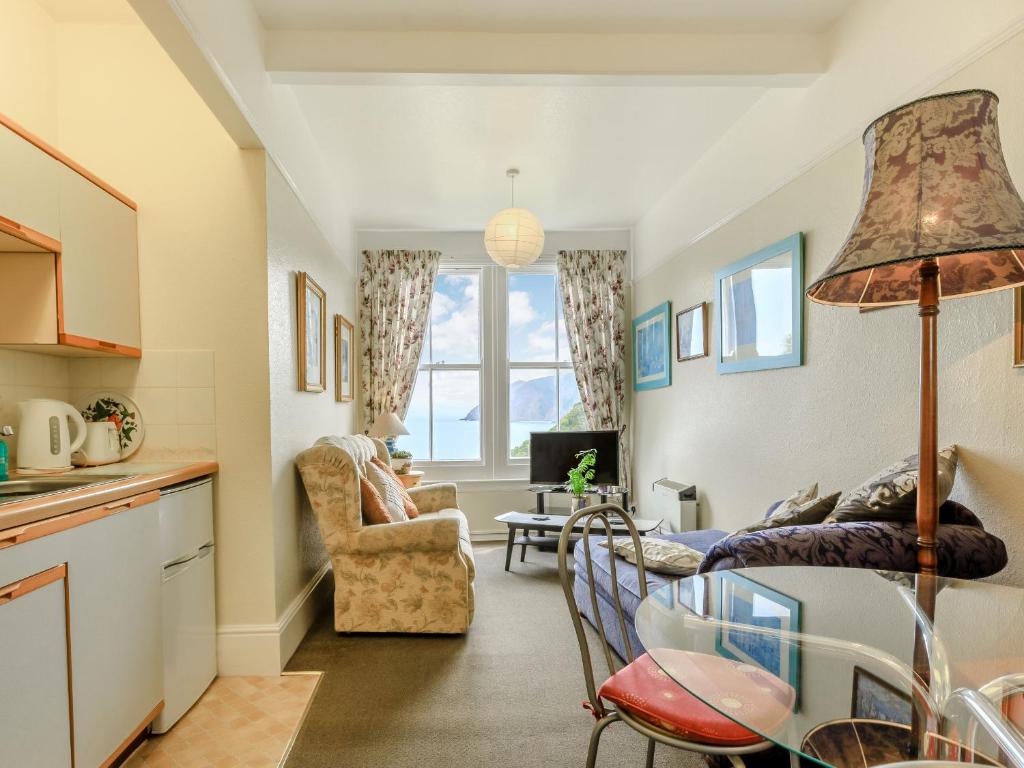 una cucina e un soggiorno con tavolo di Clooneavin Apartment 5 a Lynmouth