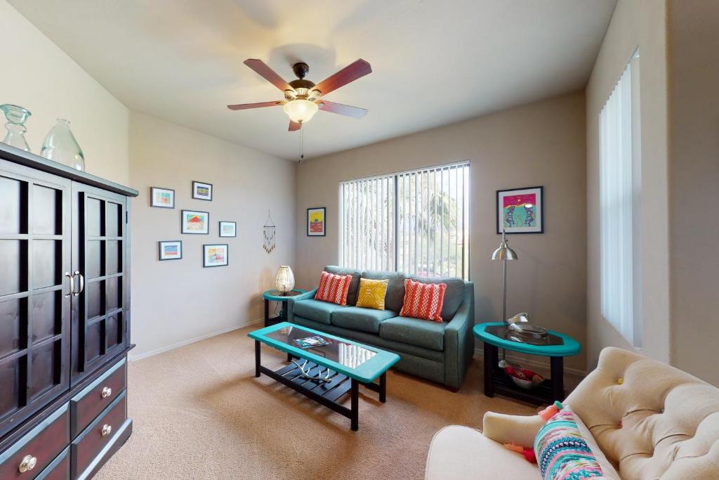 sala de estar con sofá y ventilador de techo en Rio del Sol #13-303, en Tucson