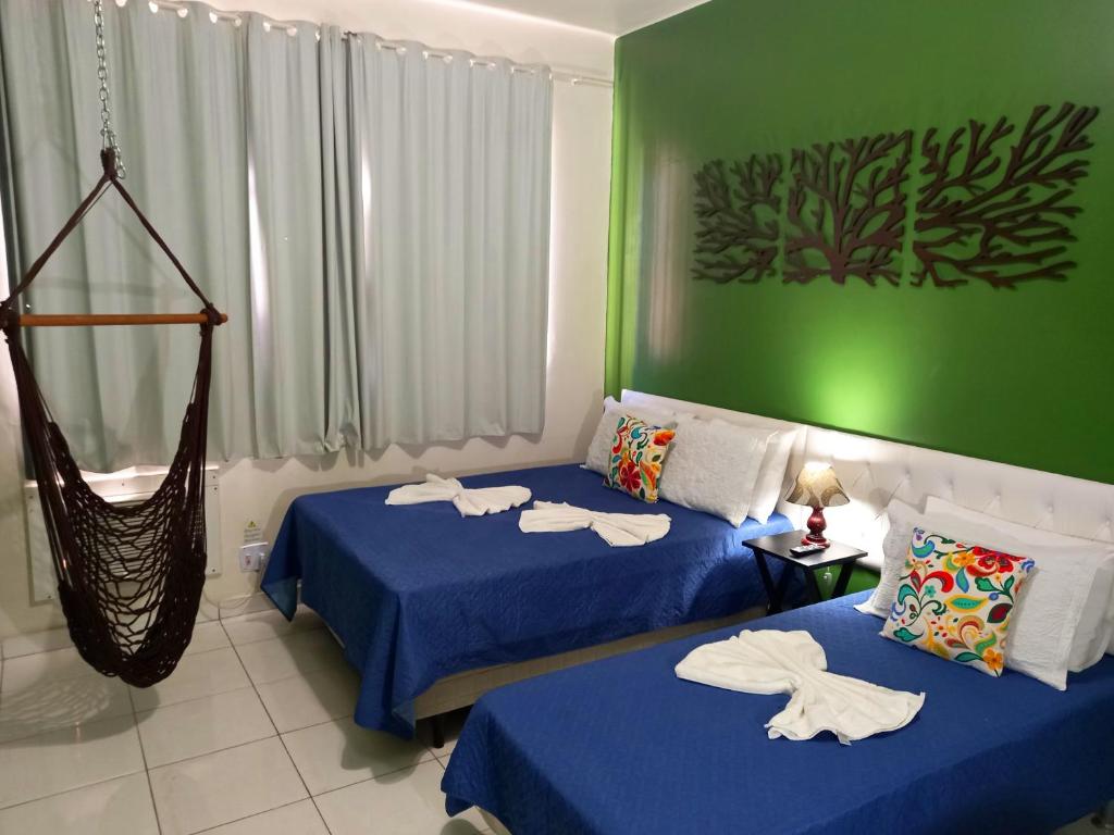 Cette chambre comprend 2 lits et un hamac. dans l'établissement Home Office na Praia de Copacabana TC1204, à Rio de Janeiro