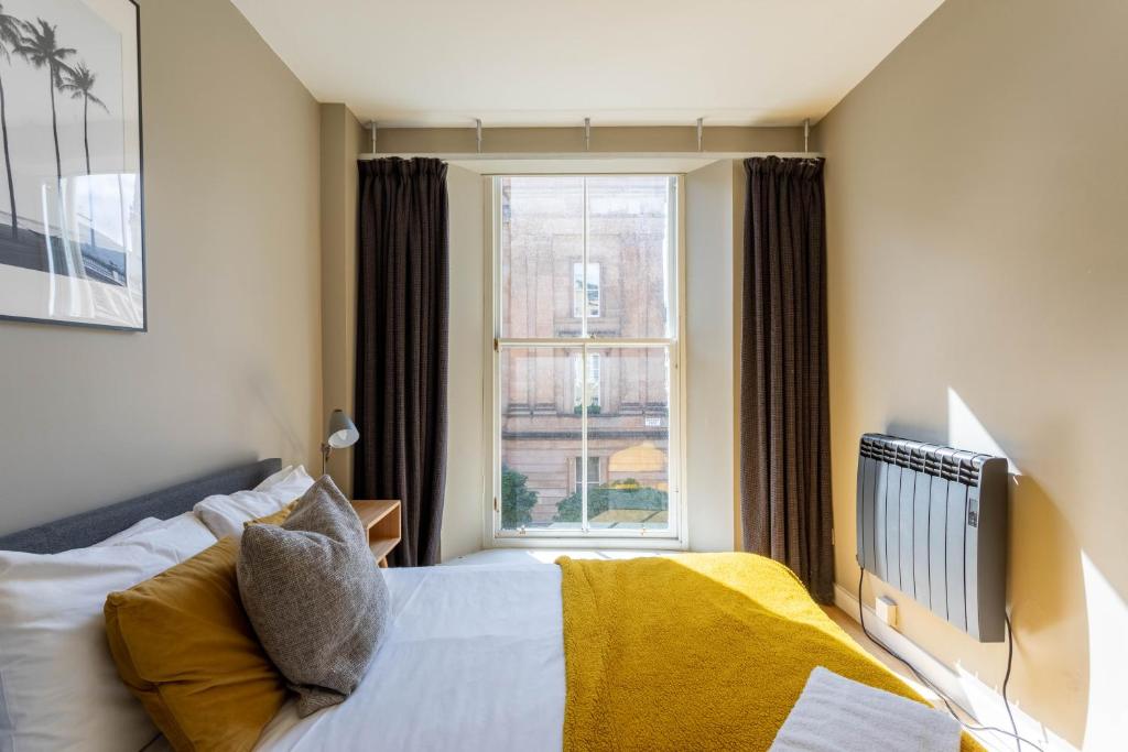 Postel nebo postele na pokoji v ubytování Merchant City Apartment