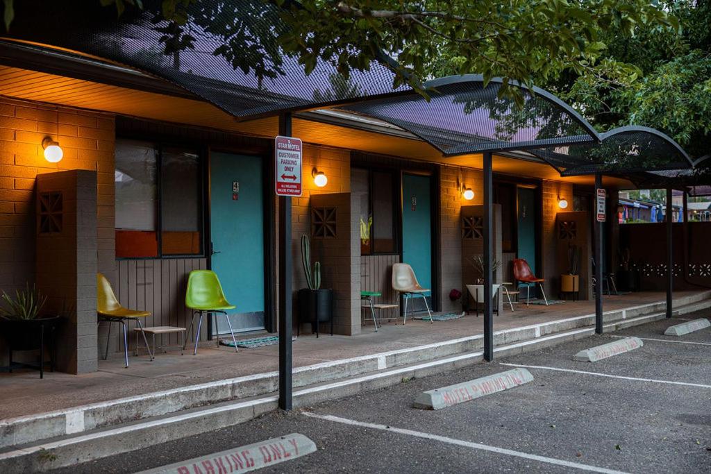 une rangée de tables et de chaises devant un bâtiment dans l'établissement Star Motel, à Sedona